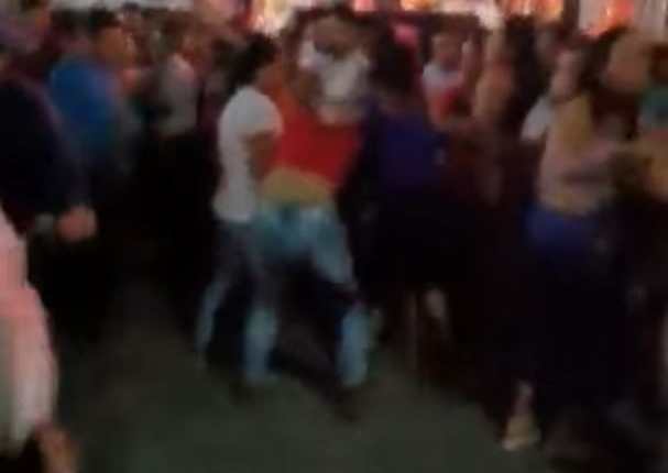 Momento en que mujeres se van a los golpes en Nuevo San Carlos, Retalhuleu. (Foto Prensa Libre: Tomada de video compartido)