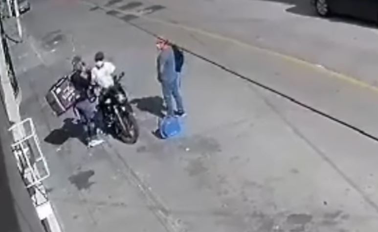 Momento en que motorista es asaltado en la zona 7 de la capital. (Foto Prensa Libre: Tomada del video de Qué Hubo Pinula)
