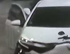 Graban a sujeto cuando sustrae objetos de un vehículo. (Foto Prensa Libre: Tomada de La Parroquia)