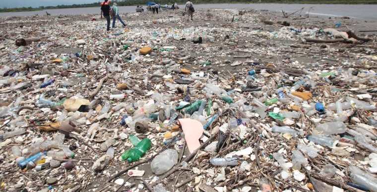 Toneladas de basura son arrastradas por el río Motagua hacia las costas del Omoa, en Cortés, Honduras. (Foto Hemeroteca PL) 