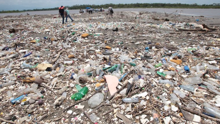 Toneladas de basura son arrastradas por el río Motagua hacia las costas del Omoa, en Cortés, Honduras. (Foto Hemeroteca PL) 