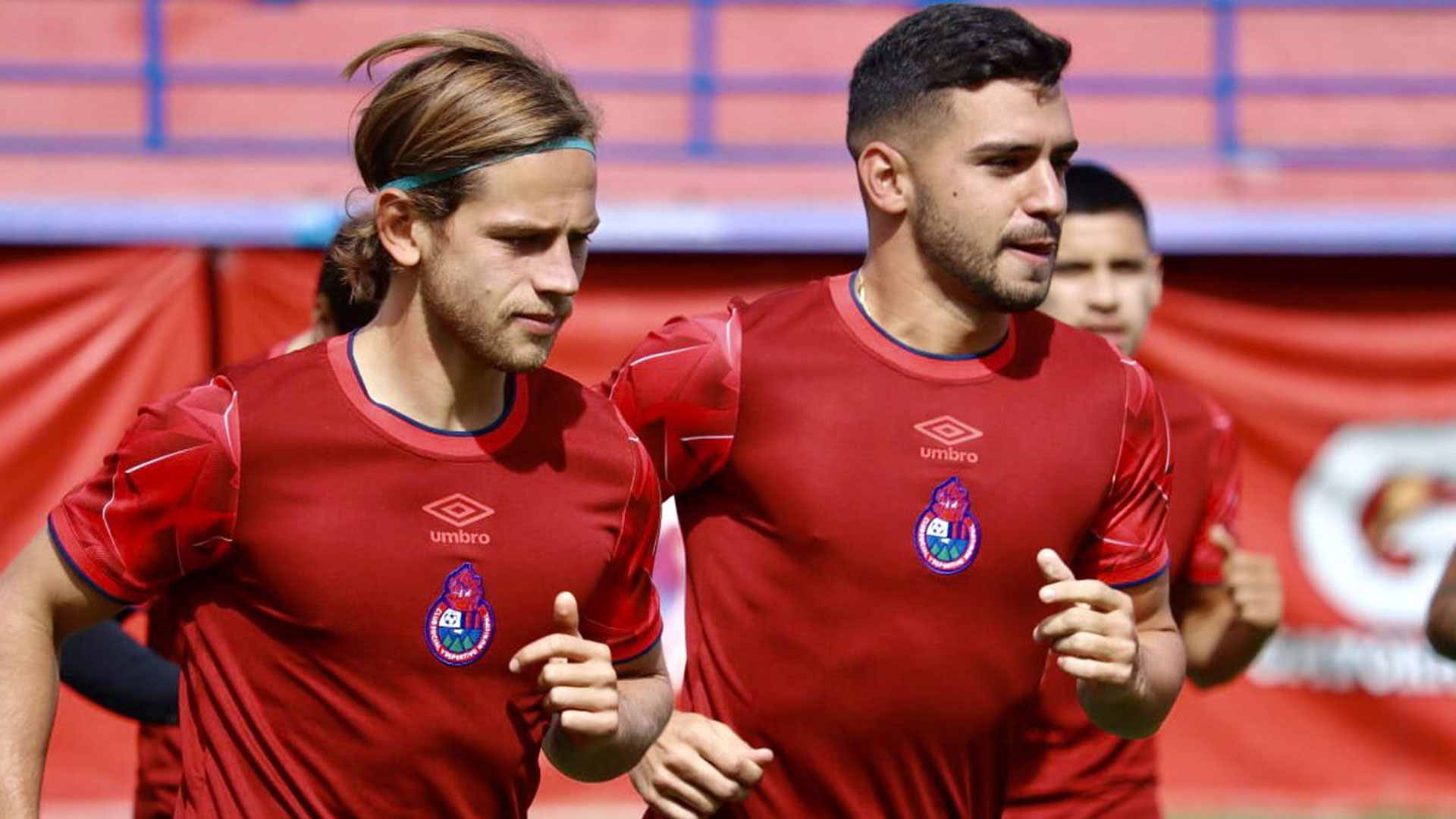 Los nuevos jugadores de Municipal, Andy Ruiz (derecha) y Matías Rotondi durante el entrenamiento de su equipo. (Foto Prensa Libre: Twitter)