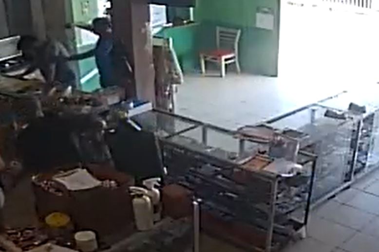 Cámara capta el asalto a mano armada en una librería en Izabal
