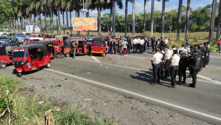 Pilotos de mototaxi bloquearon los ingresos a Siquinalá, Escuintla. (Foto Prensa Libre: Carlos E. Paredes)