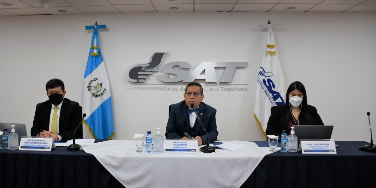 El Directorio de la SAT empezará este jueves la evaluación al superintendente Marco Livio Díaz Reyes (al centro). (Foto Prensa Libre: Cortesía) 
