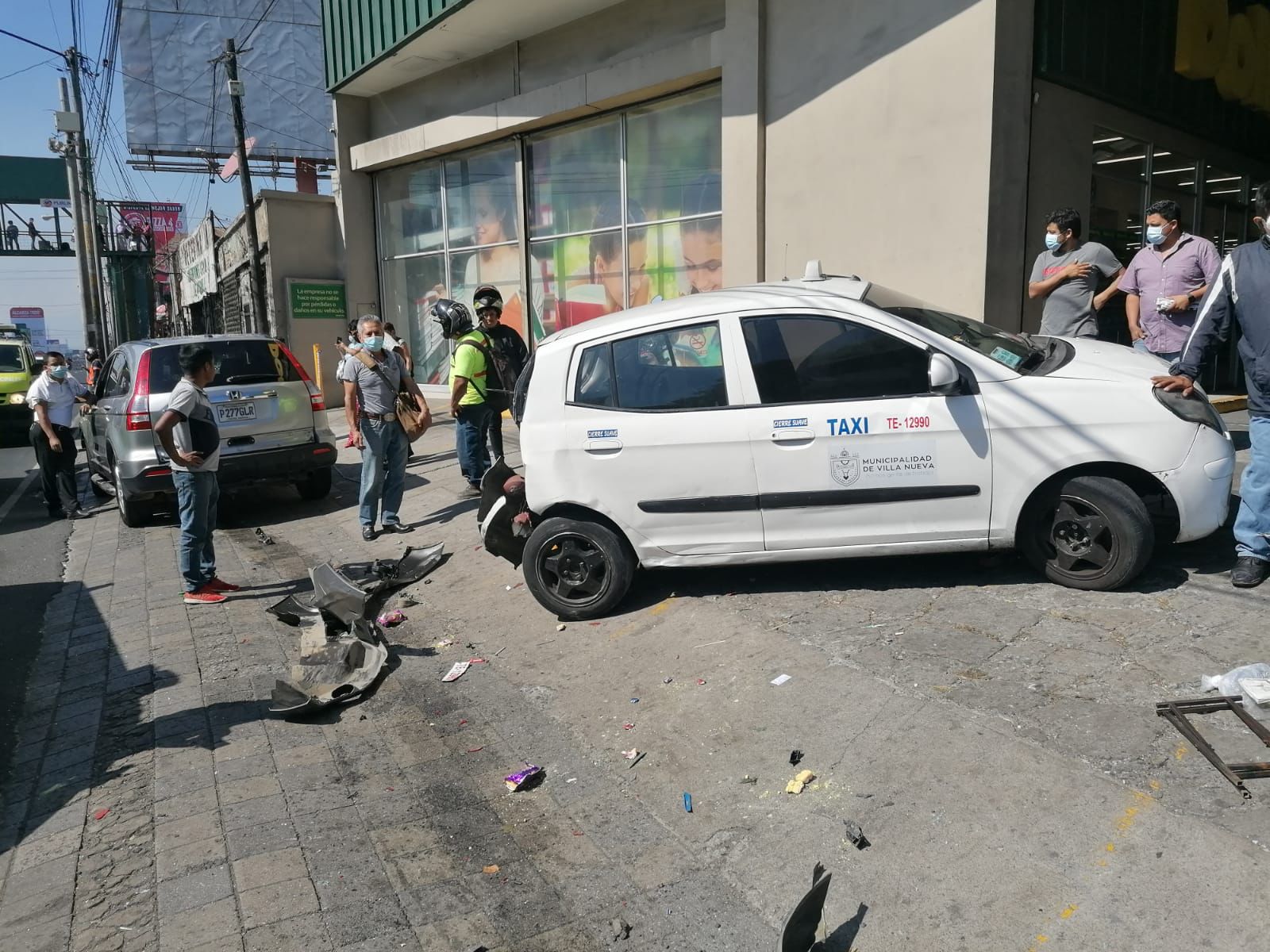 Un taxi resultó involucrado en un choque en la zona 11 capitalina, en el que resultaron heridas seis personas. (Foto Prensa Libre: Municipalidad de Guatemala)