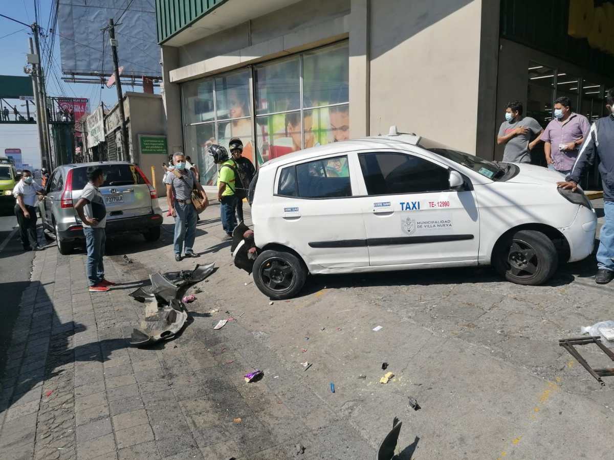 Taxi arrolla a seis personas en la Aguilar Batres luego de choque con vehículo particular