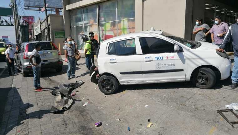 Un taxi resultó involucrado en un choque en la zona 11 capitalina, en el que resultaron heridas seis personas. (Foto Prensa Libre: Municipalidad de Guatemala)