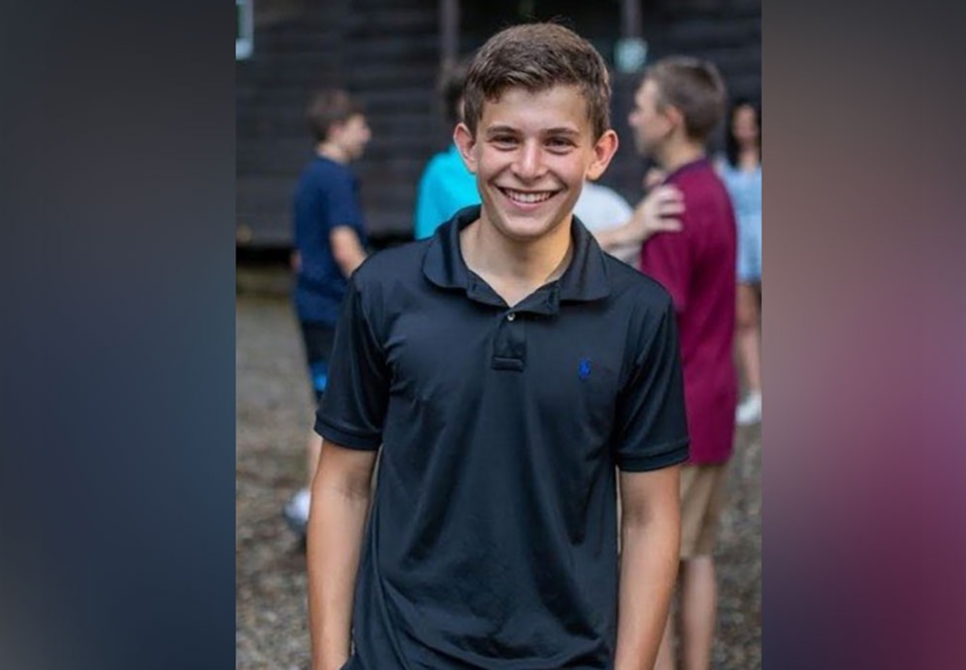 El joven estudiante de St. Luke's School en Connecticut, Teddy Balkind, murió esta semana después de que accidentalmente el patín de otro jugador le cortara el cuello durante un partido de hockey. Foto Twitter.