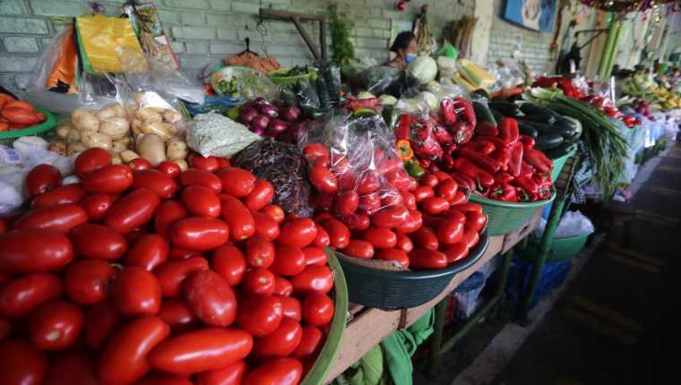 Entre los seis alimentos que más variaron reflejaron a diciembre del 2021 se encuentran el tomate, huevos de gallina y bananos. (Foto Prensa Libre: Hemeroteca)