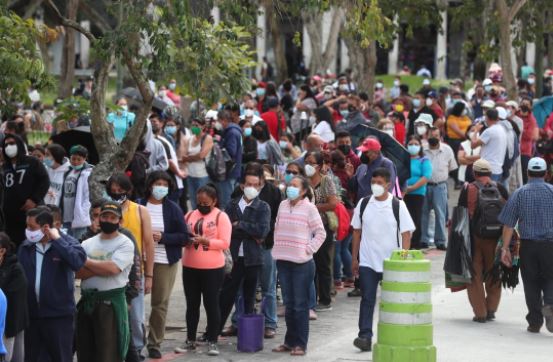 Cientos de personas acuden al Parque Central de la capital para vacunarse contra el covid-19. (Foto Prensa Libre: Érick Ávila)