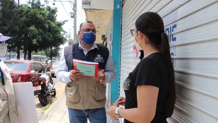 Inspectores de la Diaco explican el uso del Libro de Quejas. (Foto Prensa Libre: Cortesía)