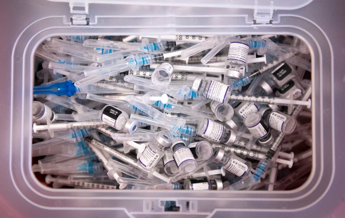 Cuando tres inyecciones no son suficientes: la historia de las personas que han recibido cinco dosis de la vacuna contra el covid-19