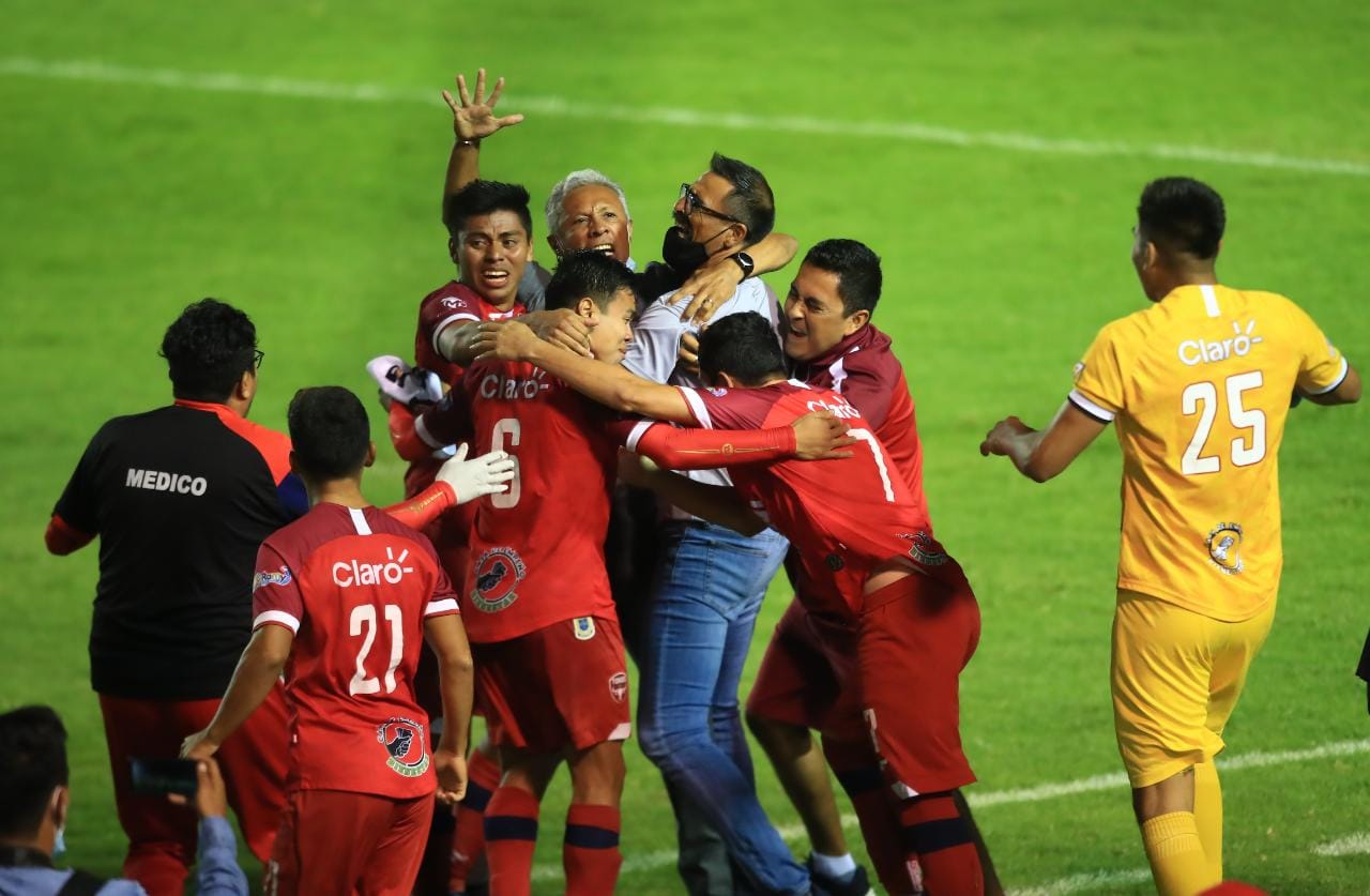Roberto Hernández, técnico mexicano, festejó el primer título de Malacateco en el Apertura 2021. (Foto Prensa Libre: Carlos Hernández)