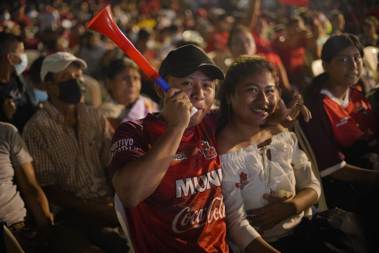 Los aficionados de Malacateco viendo la final desde la cancha municipal. (Foto Prensa Libre: Cortesía)