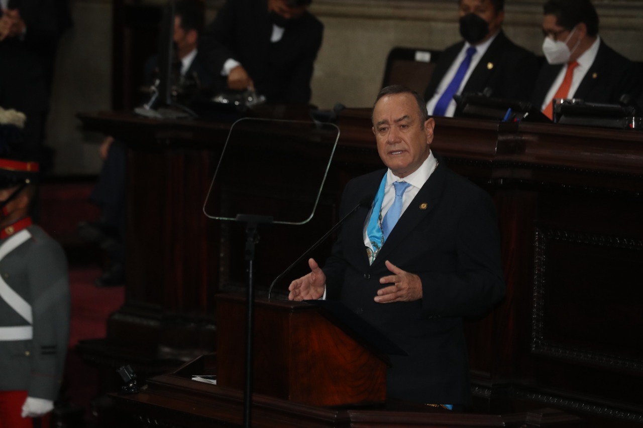 Giammattei presentó su segundo informe de Gobierno ante un Pleno del Congreso integrado en su mayoría por diputados de la alianza oficial. Fotografía: Prensa Libre (Juan Diego González). 