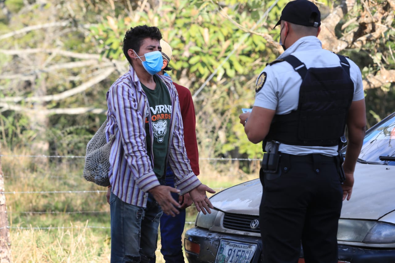 Una persona hondureña le pide a la policía que le deje continuar con su camino, kilómetros después de haber cruzado la frontera con Honduras. (Foto Prensa Libre: Elmer Vargas)