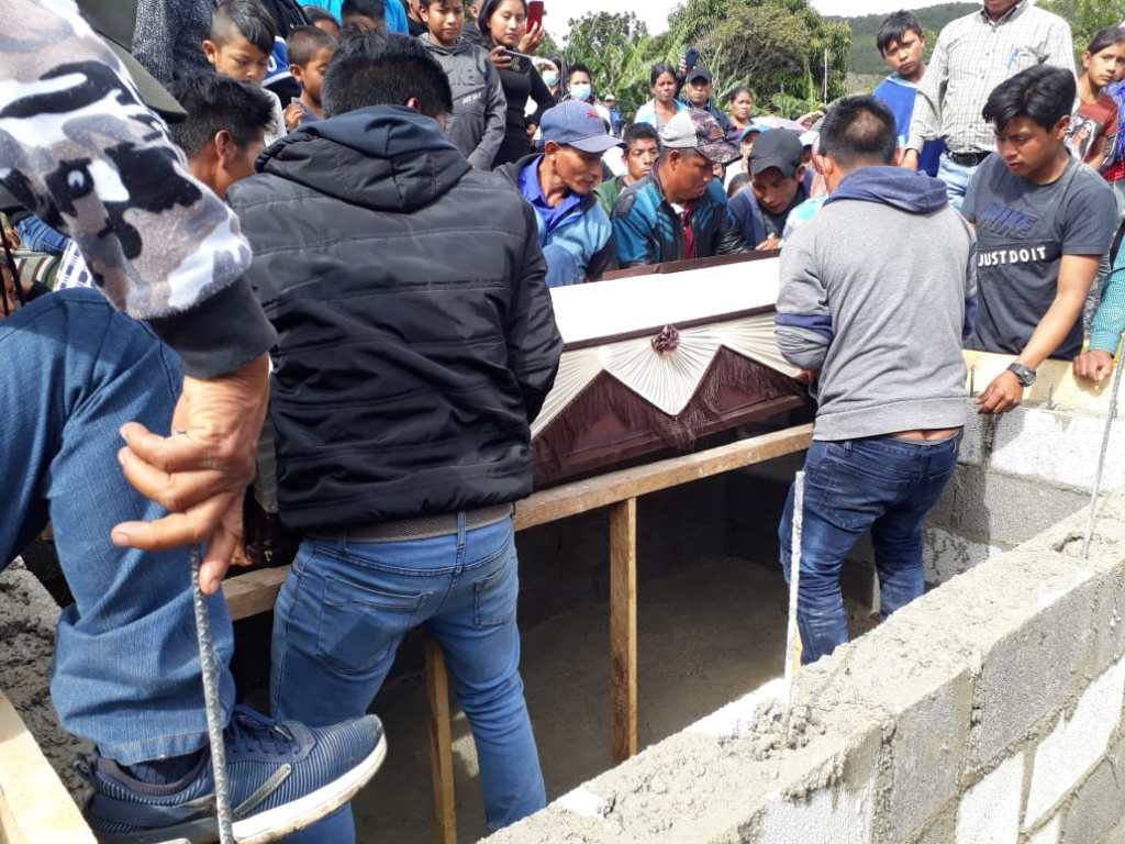 Familiares sepultan los cuerpos de las víctimas del accidente en Huehuetenango 