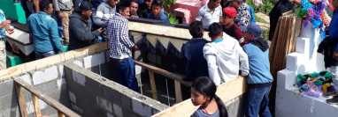Familiares sepultan los cuerpos de las víctimas del accidente en Huehuetenango