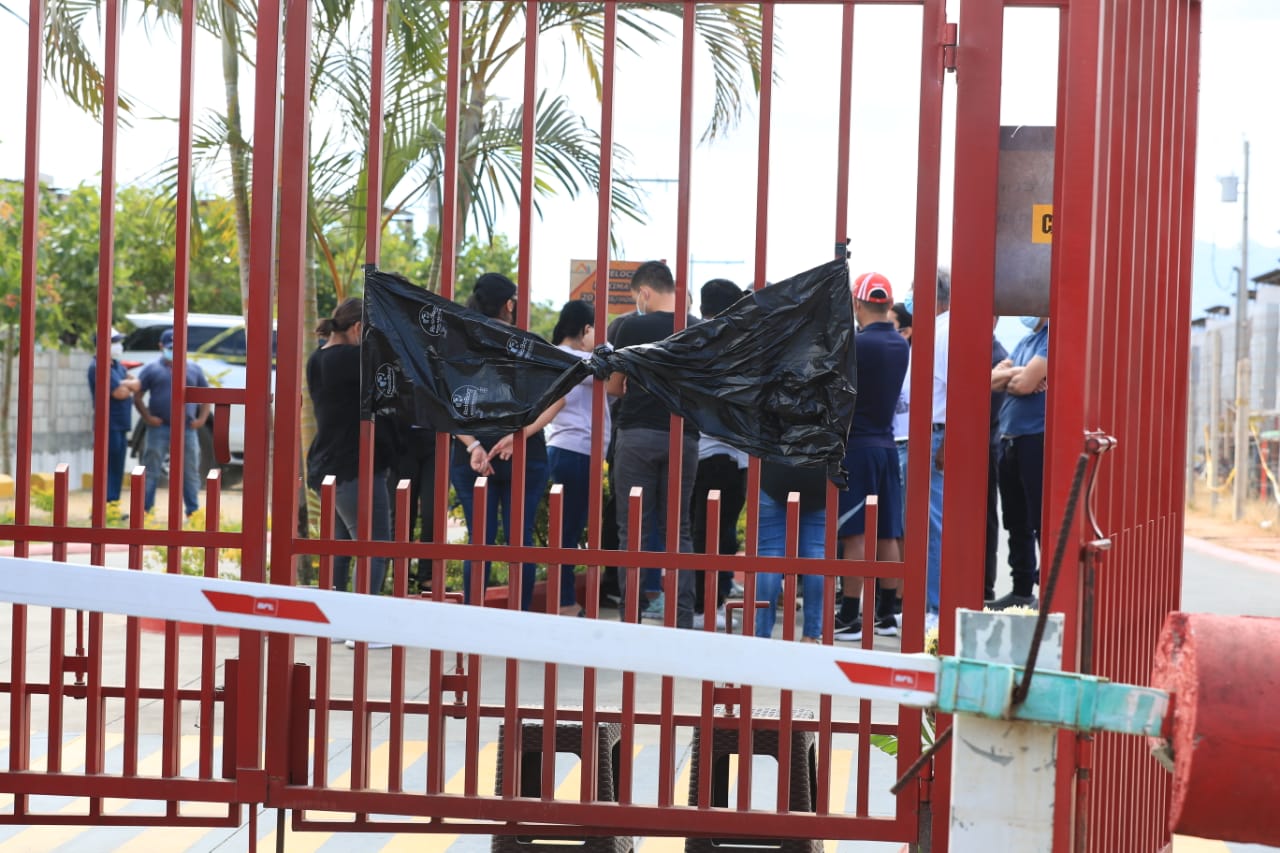 Una moña negra permanece en la entrada del residencial Atanasio 3 tras la muerte por herida de arma de fuego de Eswin Leonel Sandoval del Cid. (Foto: Elmer Vargas)