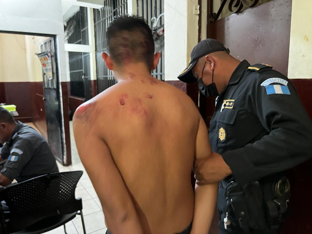 Los vecinos llegaron hasta la sede policial para intentar linchar al sospechoso. (Foto Prensa Libre: PNC).