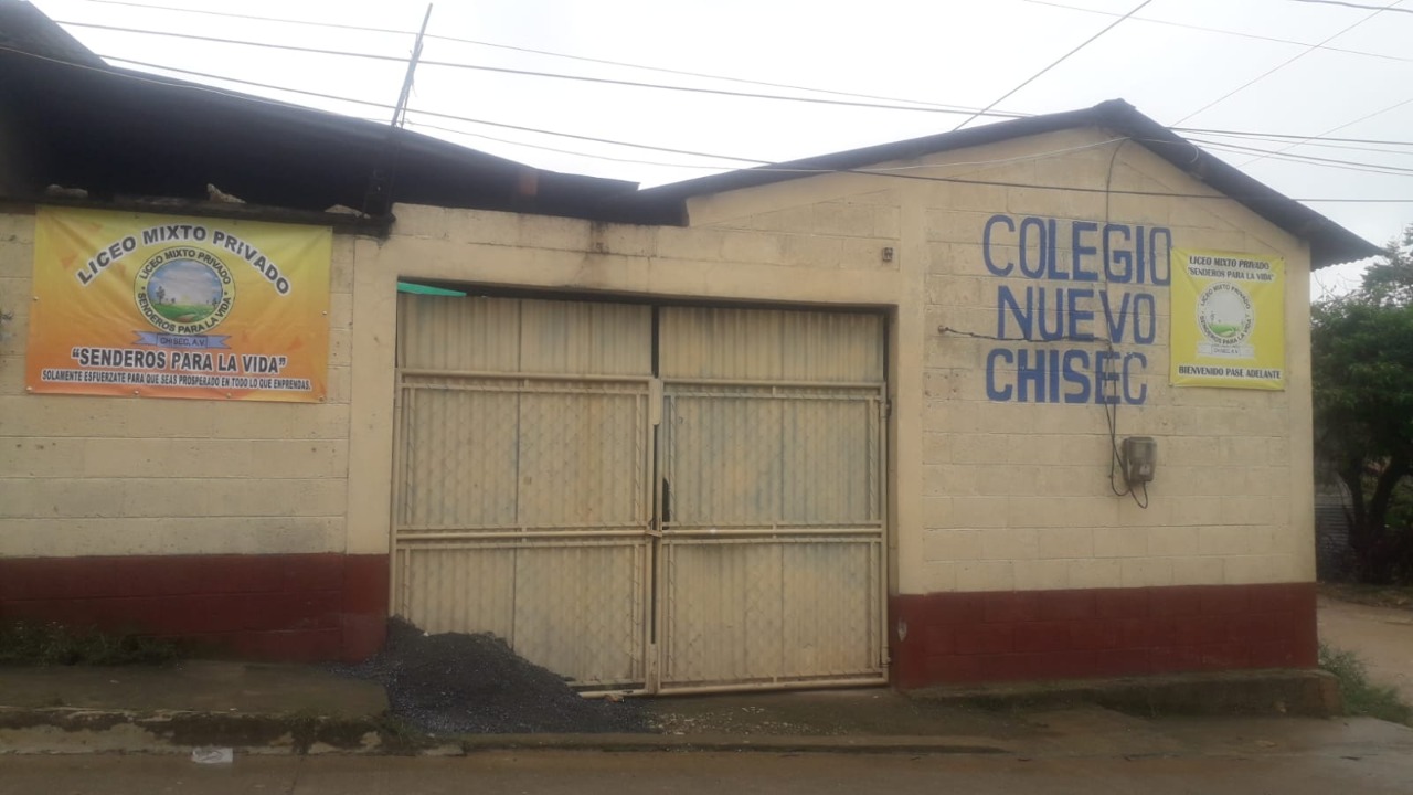 Las autoridades no pudieron explicar porqué en la sede del colegio hay dos nombres diferentes. (Foto Prensa Libre: cortesía)