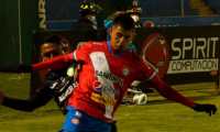 El jugador de Xelajú Alejandro Díaz disputa el balón a un jugadorde Antigua. (Foto Prensa Libre: Facebook)