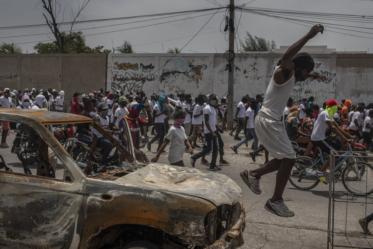 ARCHIVO — Miembros de la pandilla G9 protestan por el asesinato del presidente haitiano Jovenel Moise, en Puerto Príncipe, el 26 de julio de 2021. (Foto Prensa Libre: Víctor Moriyama/The New York Times).