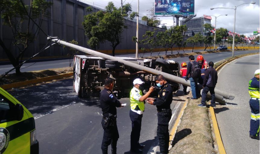 Agentes resguardan el lugar del accidente. (Foto: PMT)