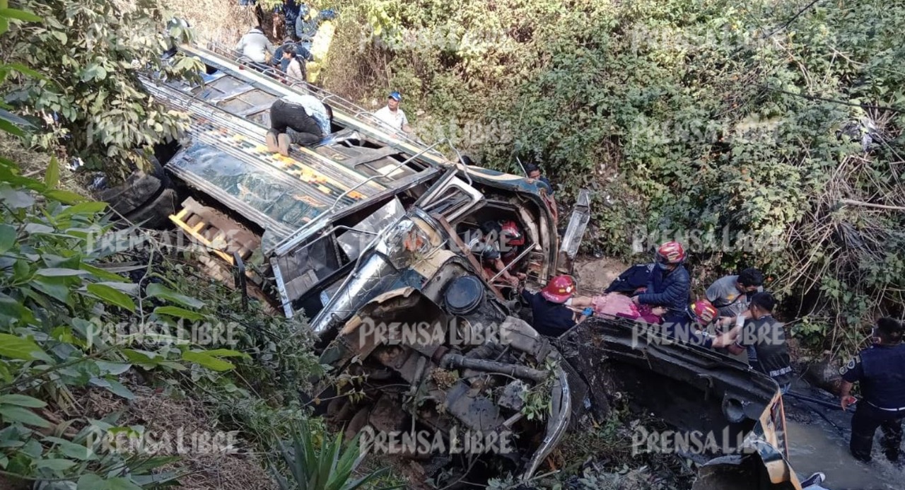 Videos: Autobús cae a barranco y deja al menos cinco muertos en la ruta Interamericana