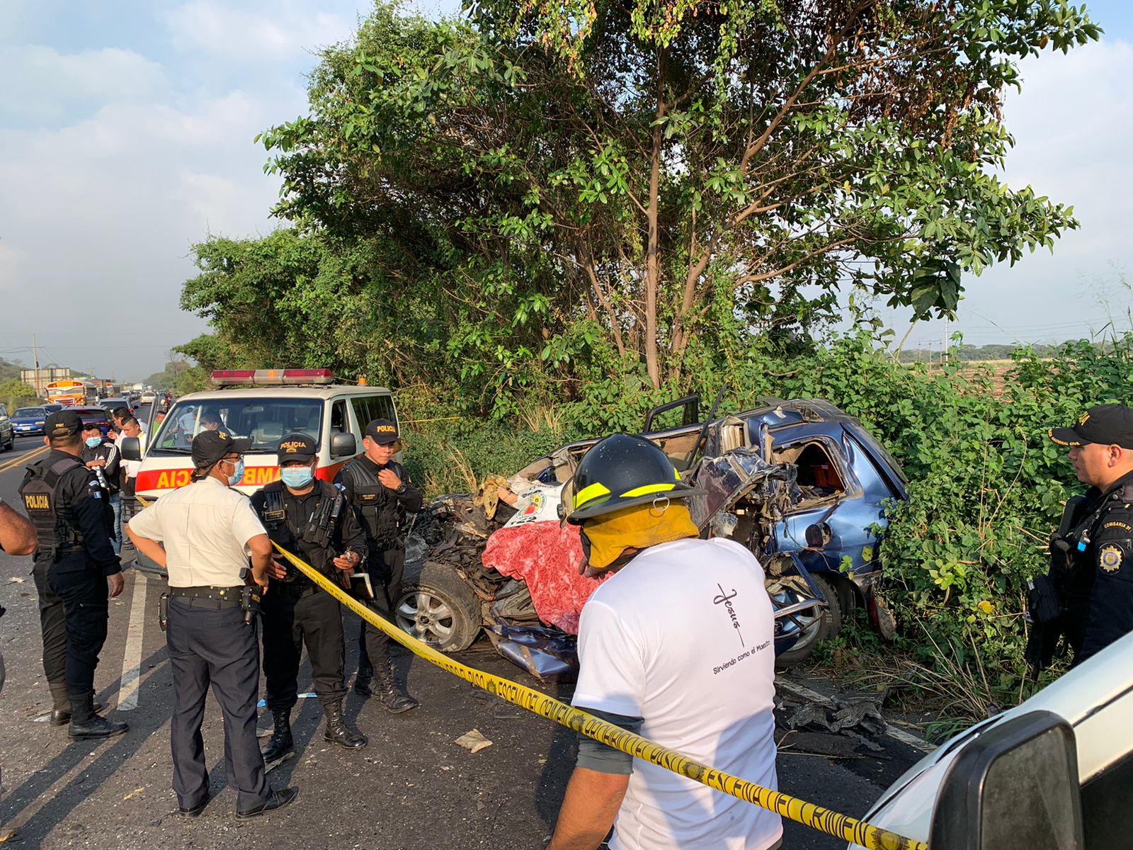 La tragedia ocurrió en Siquinalá, Escuintla donde los cuerpos de socorro aún trabajan en el lugar. (Foto Prensa Libre: Carlos Paredes)