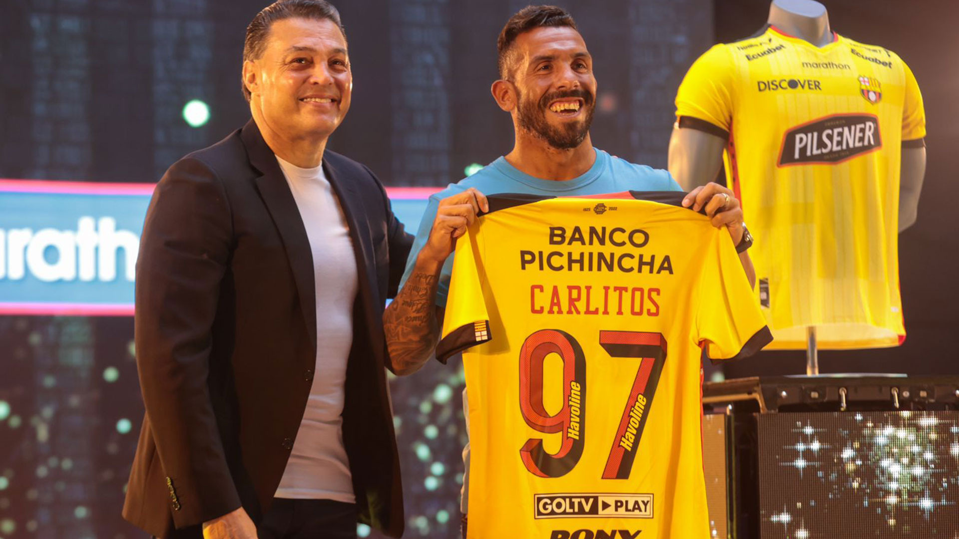 El exjugador de Boca Juniors Carlos Tévez posando con la playera del Barcelona de Guayaquil ecuatoriano. (Foto Prensa Libre: Twitter)