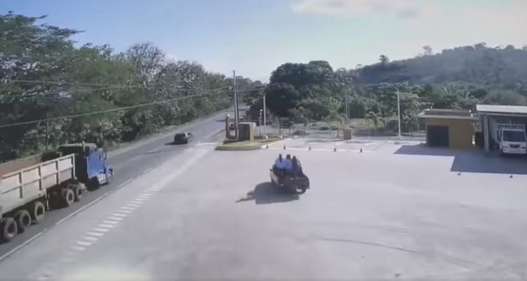 Video: cámara capta el fatal momento en que una mujer es arrollada al caer de un picop en Izabal