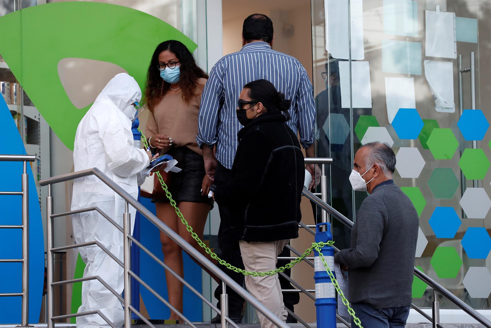 Ciudadanos acuden a una farmacia para practicarse una prueba de detección de coronavirus, el 5 de enero de 2022, en la Ciudad de México. (Foto Prensa Libre: EFE)