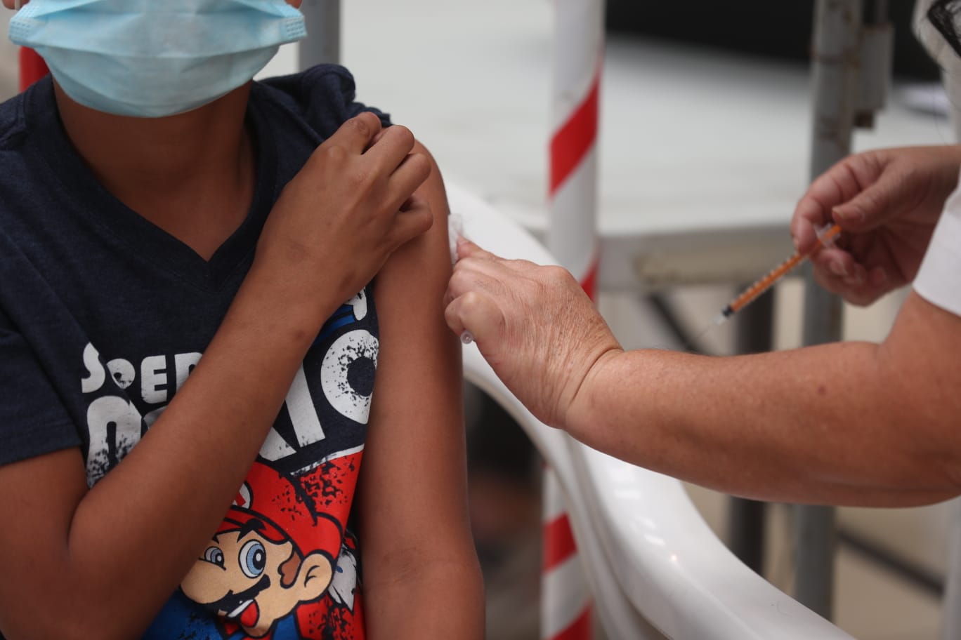 El Ministerio de Salud autorizó la vacunación contra el coronavirus de menores de entre 6 y 11 años. (Foto Prensa Libre: )
