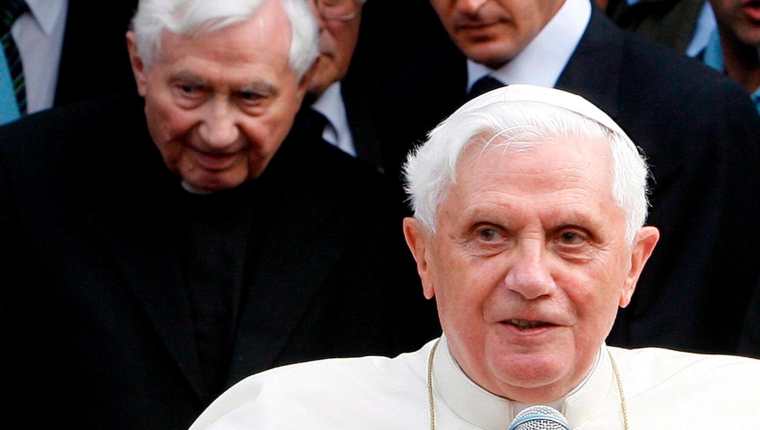El papa emérito Benedicto XVI se retractó de declaraciones centrales para el informe sobre el encubrimiento de abusos sexuales en la Iglesia católica en Alemania. (Foto Prensa Libre: EFE)