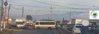 Transportistas bloquearon distintas rutas del país esta semana en oposición al pago del seguro obligatorio contra terceros. (Foto Prensa Libre: PMTQ)