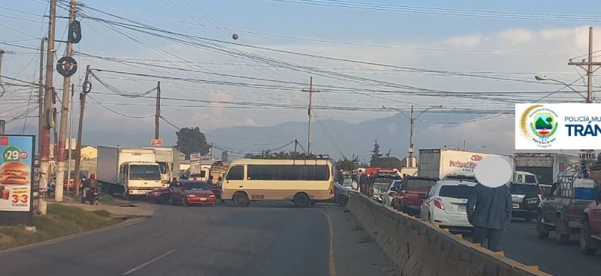 Transportistas vuelven a bloquear varios puntos en Xela. (Foto Prensa Libre: PMTQ)