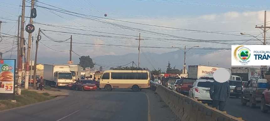 Transportistas vuelven a bloquear varios puntos en Xela. (Foto Prensa Libre: PMTQ)