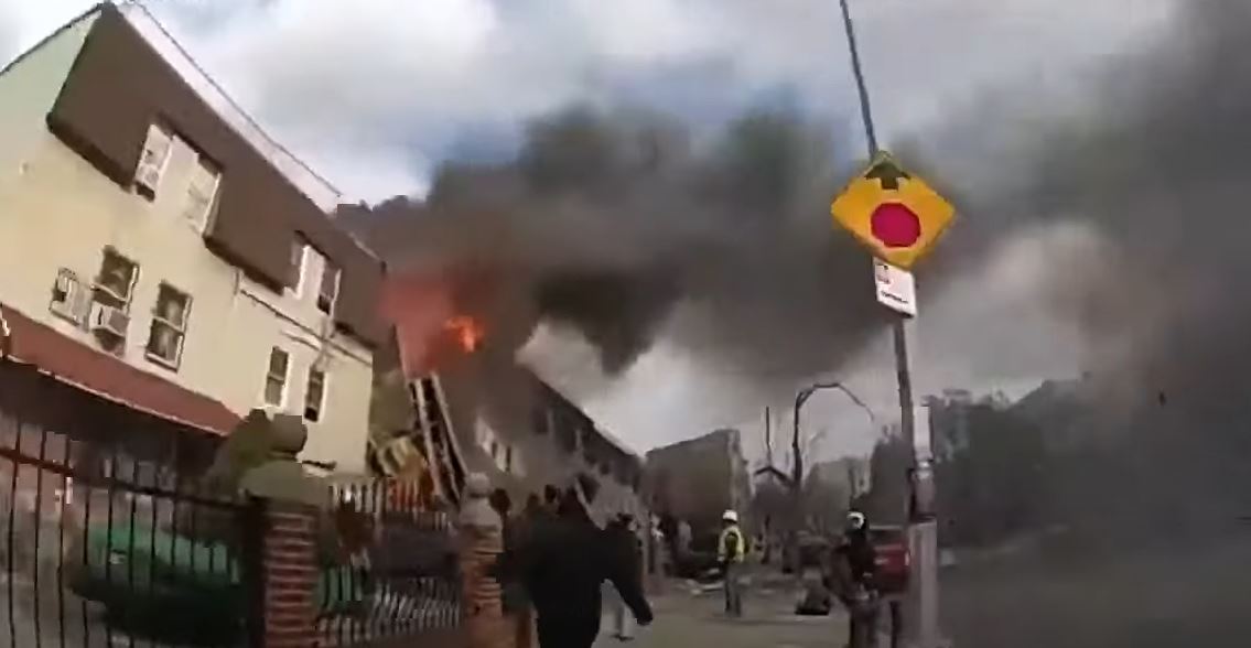 Un policía graba su  llega a una casa del Bronx destruida por una explosión de gas.  (Foto Prensa Libre: Captura de YouTube)