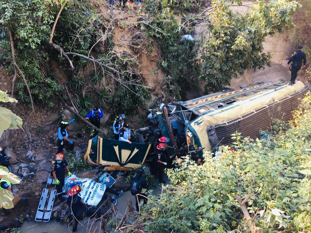 Diferentes cuerpos de socorro brindan primeros auxilio a los heridos en el lugar del accidente. (Foto Prensa Libre: Víctor Chamalé)