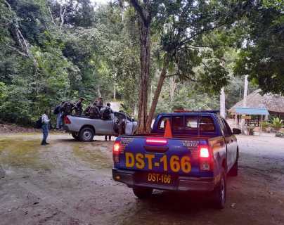 Grupo de búsqueda de las autoridades que se desplegó en Tikal para la búsqueda de turista alemán desaparecido. (Foto Prensa Libre: PNC)