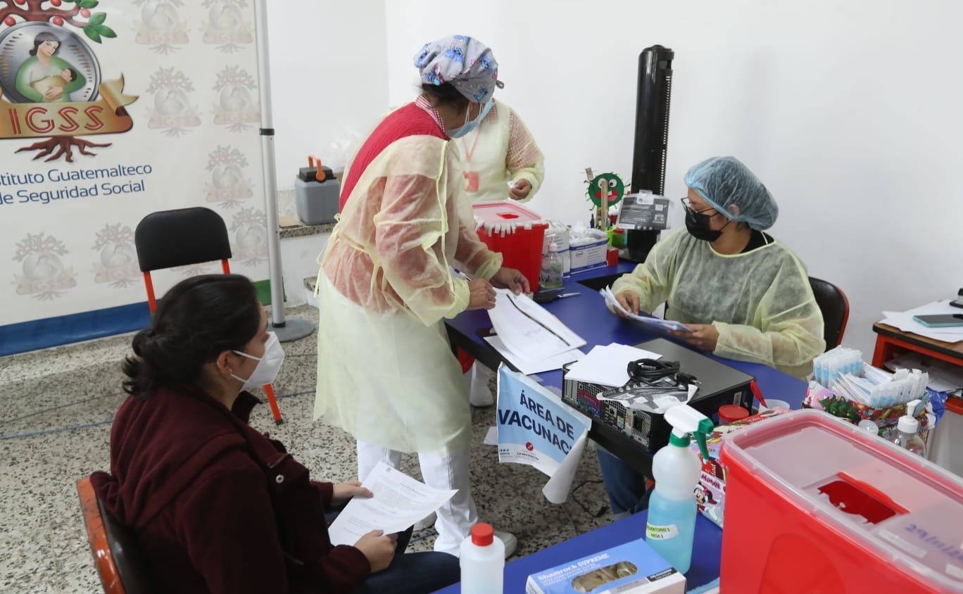 Los casos de coronavirus van en aumento en Guatemala, que hasta este jueves 13 de enero sumaban 646 mil 319 y la vacunación es fundamental para frenar el avance de la pandemia. (Foto Prensa Libre: María Renée Barrientos)