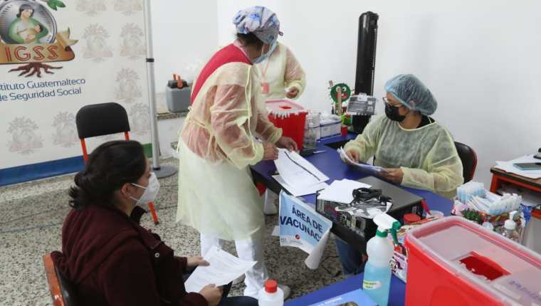 Los casos de coronavirus van en aumento en Guatemala, que hasta este jueves 13 de enero sumaban 646 mil 319 y la vacunación es fundamental para frenar el avance de la pandemia. (Foto Prensa Libre: María Renée Barrientos)