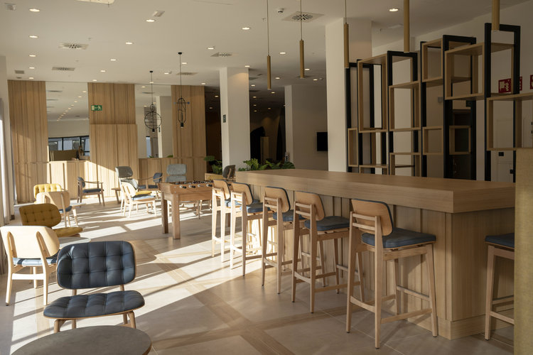 Una de las zonas comunes de la residencia de estudiantes Livensa Living en Málaga, España, el 31 de diciembre de 2021. La población estudiantil de España se ha vuelto cada vez más móvil, lo que ha impulsado las inversiones en alojamientos, financiadas en gran parte por capital extranjero. (Laura Leon/The New York Times)