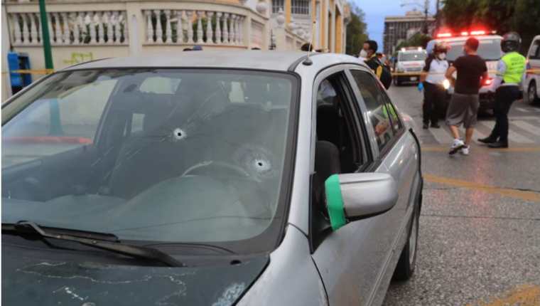 El vehículo quedó encendido sobre la vía con varios impactos de bala. (Foto Prensa Libre: Byron García)