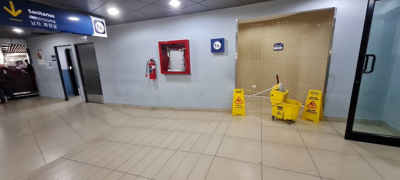 Una fuga de agua en el área de rayos X causó una inundación y problemas de abastecimiento en otras áreas de la terminal aérea, como los baños. (Foto Prensa Libre: Marco Cobar)