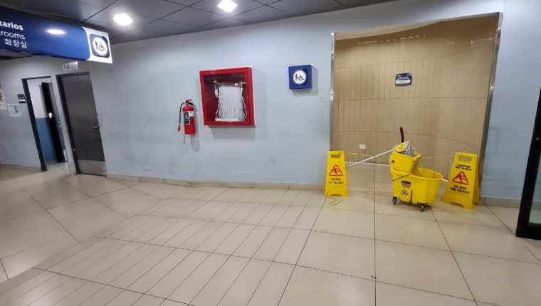 Una fuga de agua en el área de rayos X causó una inundación y problemas de abastecimiento en otras áreas de la terminal aérea, como los baños. (Foto Prensa Libre: Marco Cobar)
