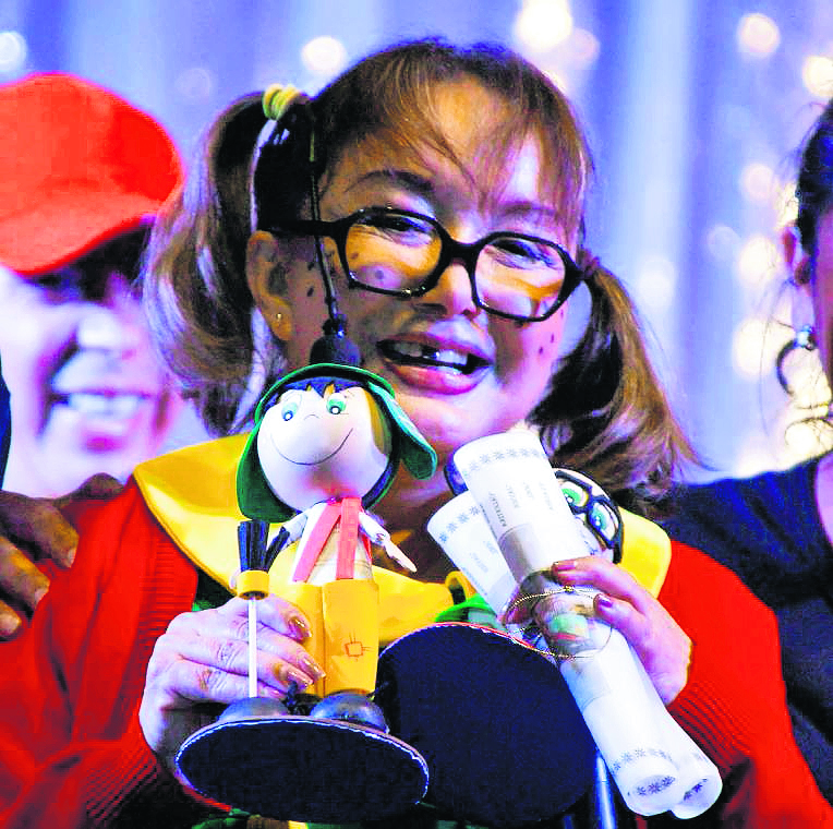 MarÌa Antonieta de las Nieves, intérprete del personaje "La Chilindrina", mientras sostiene una figura del Chavo del Ocho durante una presentación. (Foto Prensa Libre: EFE)
