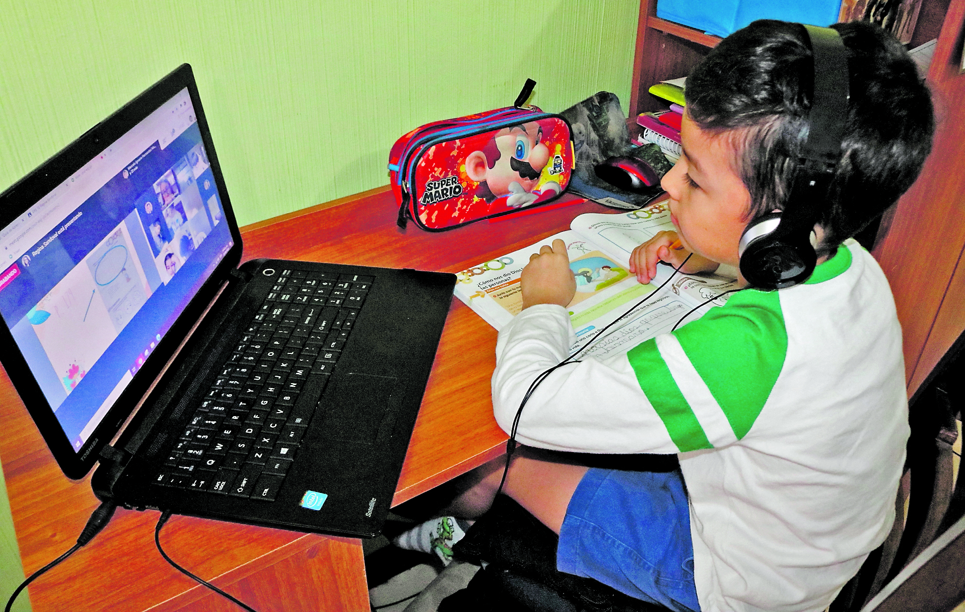 Este año las clases serán híbridas -en casa y presenciales-,  pese a ello, padres denuncian cobros indebidos por parte de los colegios privados como uso de plataformas virtuales. (Foto Prensa Libre: Hemeroteca PL) 